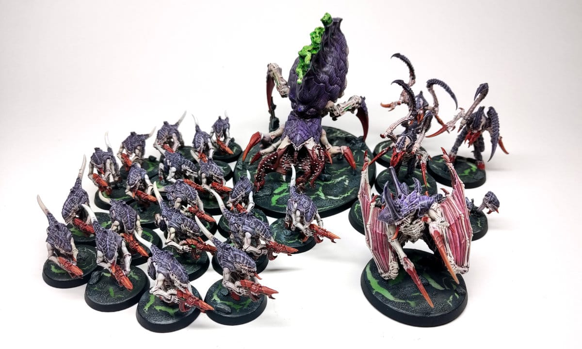 a horde of Tyranids painted in traditional Hivefleet Leviathan colours of purple, white and red