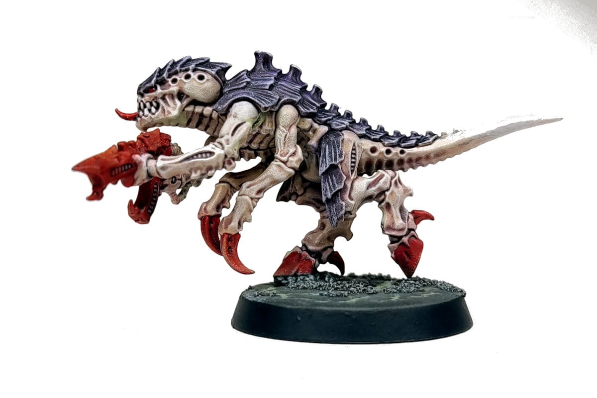 a Tyranid Termagant painted in traditional Hivefleet Leviathan colours of purple, white and red